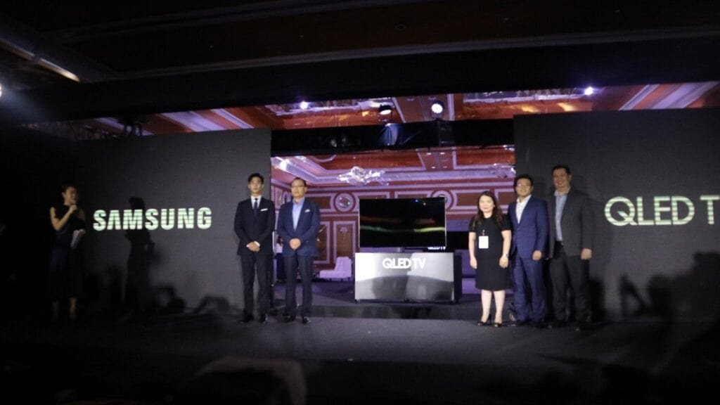 Kim Soo Hyun, together with Samsung Philippines executives, opens the gallery for Samsung OLED TV experience
